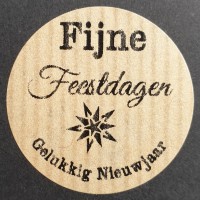 Kerst 10 rol @ 500 perm. rond 35 kraft zwart bedrukt fijne feestdagen Kerst 10 rol @ 500 perm. rond 35 kraft zwart bedrukt fijne feestdagen